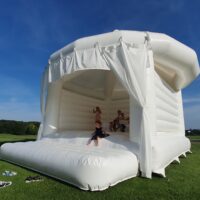 Bílý nafukovací hrad 6,6x6m - Image 2