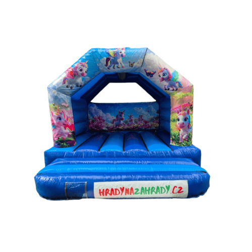 Barevný skákací hrad s motivy unicornů, ideální na zahradu pro aktivní děti.