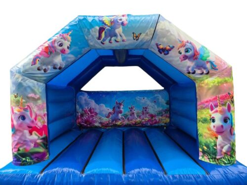 Barevné nafukovací atrakce s motivy roztomilých jednorožců a duhou.