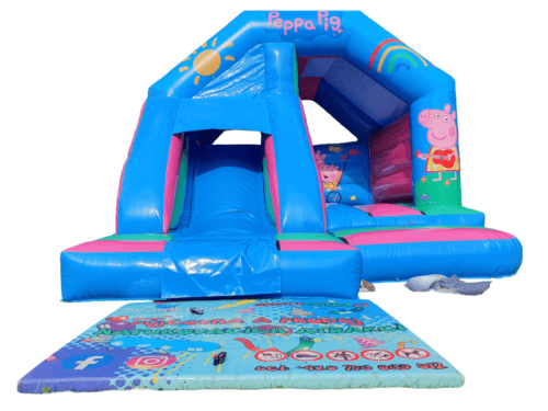 Barevná dětská skákací atrakce Peppa Pig s prolézačkou a skákací plochou a kobercem pro zábavu dětí.