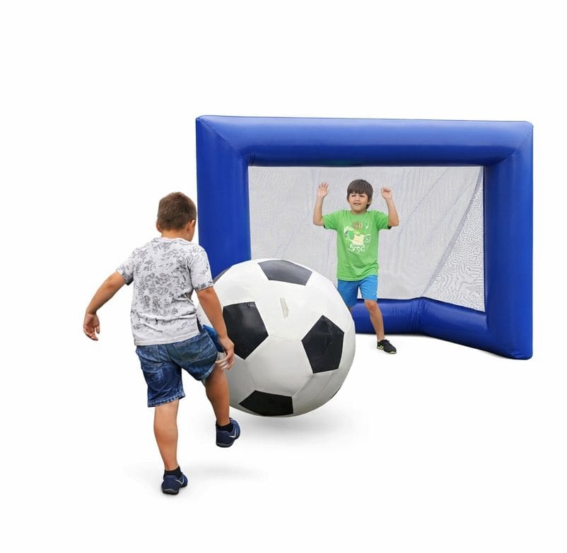 Děti si hrají s nafukovacím fotbalovým brankovištěm a velkým míčem, ideální pro zábavu a sportovní a.
