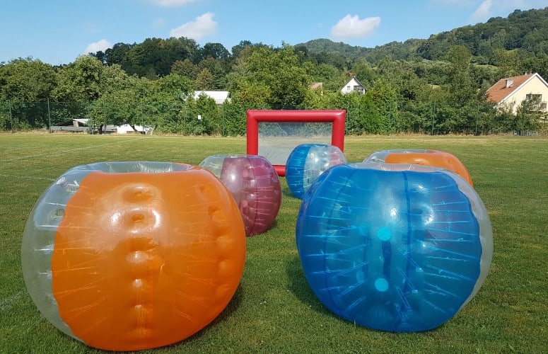 Nafukovací bublinový fotbal s nafukovací brankou.