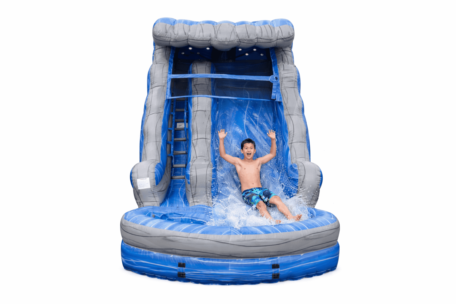 Skluzavka na vodní hrací ploše pro děti, ideální pro zábavu na zahradě.