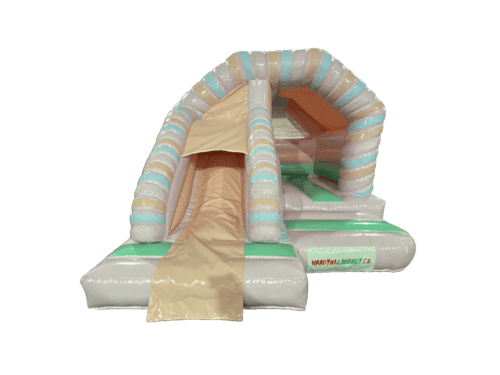 Skákací hrad se skluzavkou a střechou pro děti