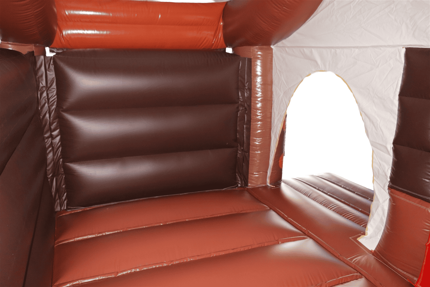 Nafukovací dětský hrad s barevným designem, ideální pro venkovní i vnitřní zábavu dětí.