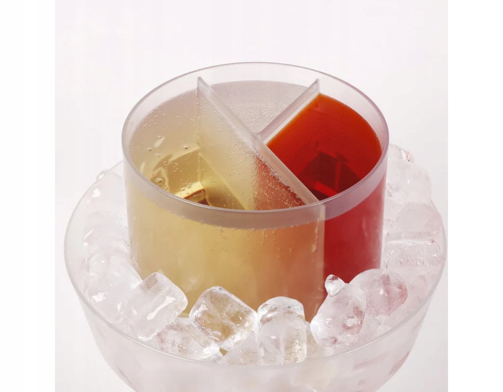 Sklenice s čajem na ledu v ledové míse, osvěžující nápoj.