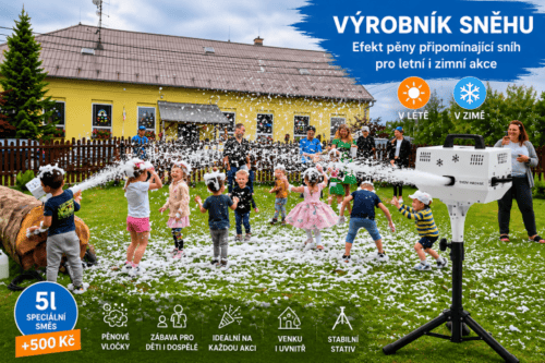 Děti a dospělí si užívají sněhový efekt na zahradě s bílým sněhem.